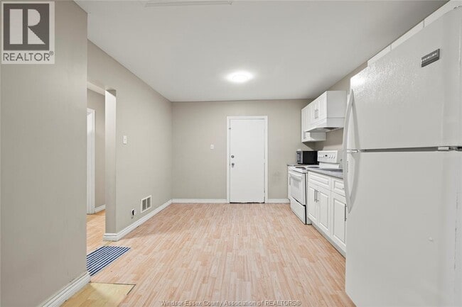 Photo - 722 Dougall Ave