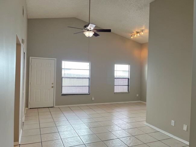 Photo - 2451 E Illiana St