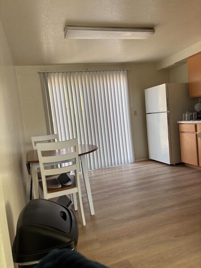 Photo - 401 Paper Collar Row