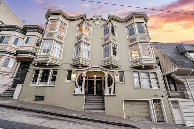 Building Photo - Gorgeous 4BR/2.5BA Nob Hill Home with Shar...