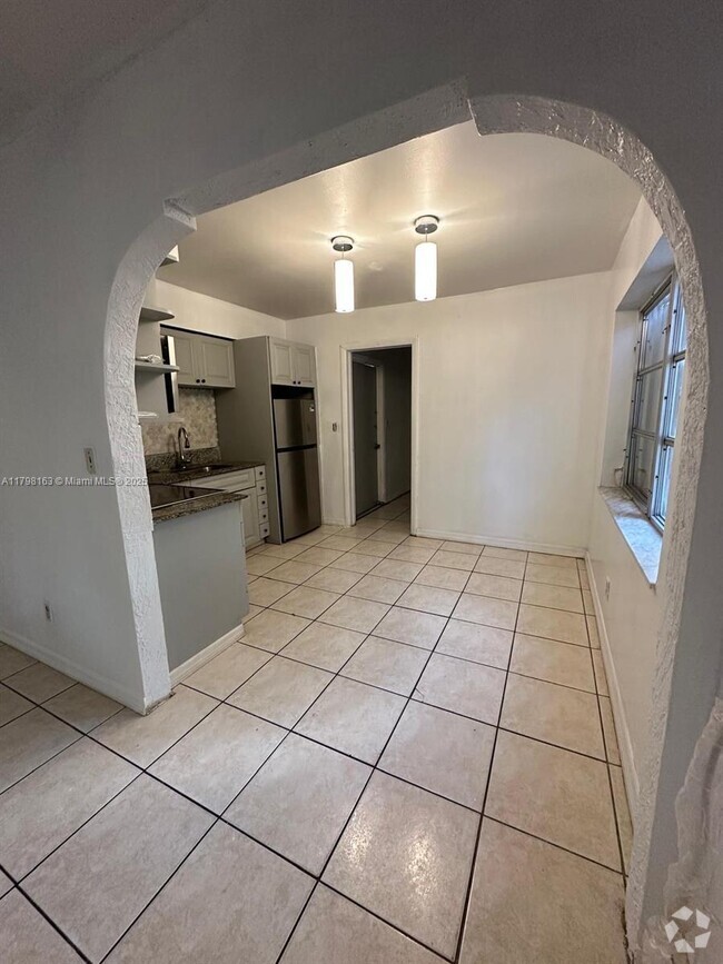 Building Photo - 2 bedroom in Hollywood FL 33024 Rental