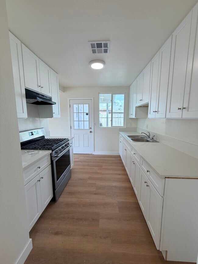 Photo - 7767 Colwyn Ave