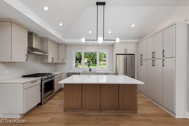 Photo - 137 W Chicago Ave