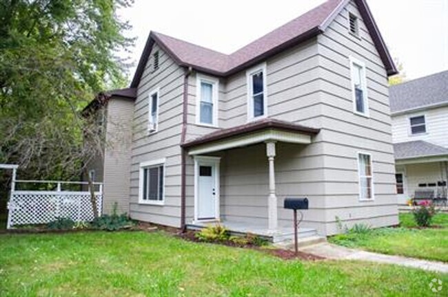 Building Photo - 4 bedroom 2 bath home