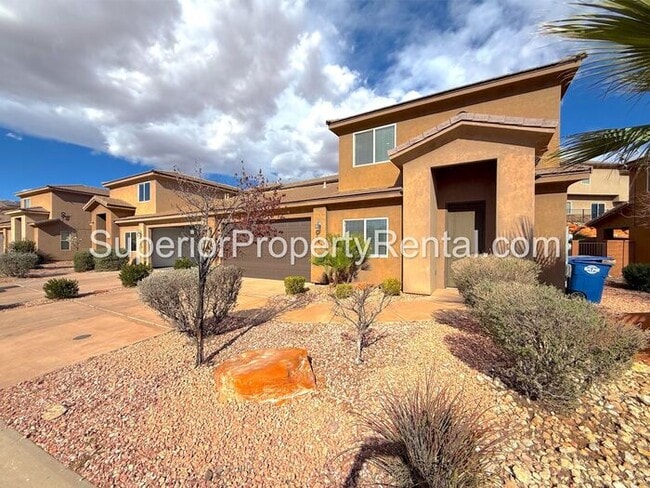 Building Photo - 4 bed, 2.5 bath duplex w/2 car garage