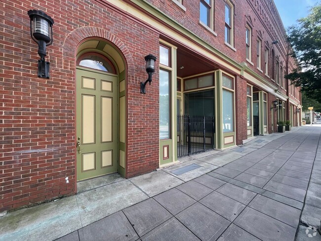 Building Photo - Charming Two Bedroom Apartment Downtown/Mo... Unit 202