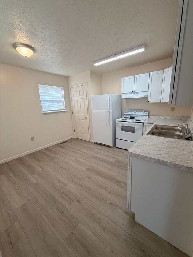 Photo - Spacious 3 Bedroom Duplex!