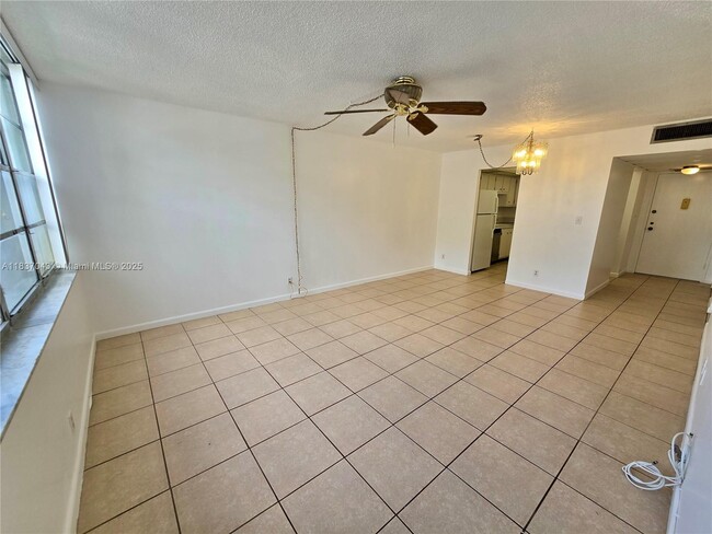 Photo - 2731 Taft St Unidad 102