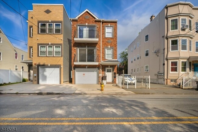 Building Photo - 267 S 10th St Unit 1