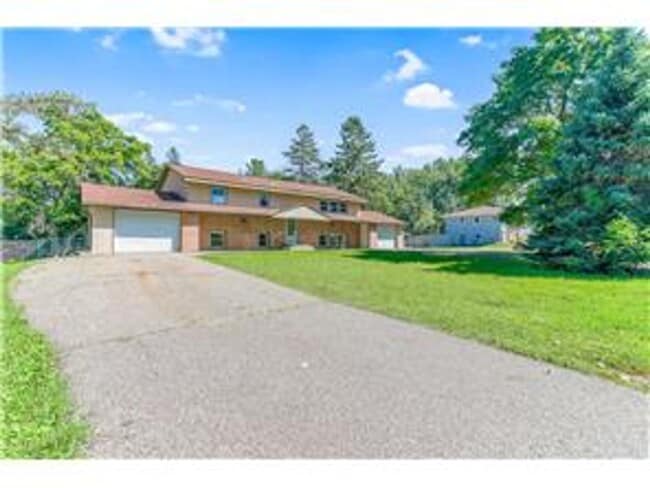 Building Photo - 6040 Hemlock Ln N