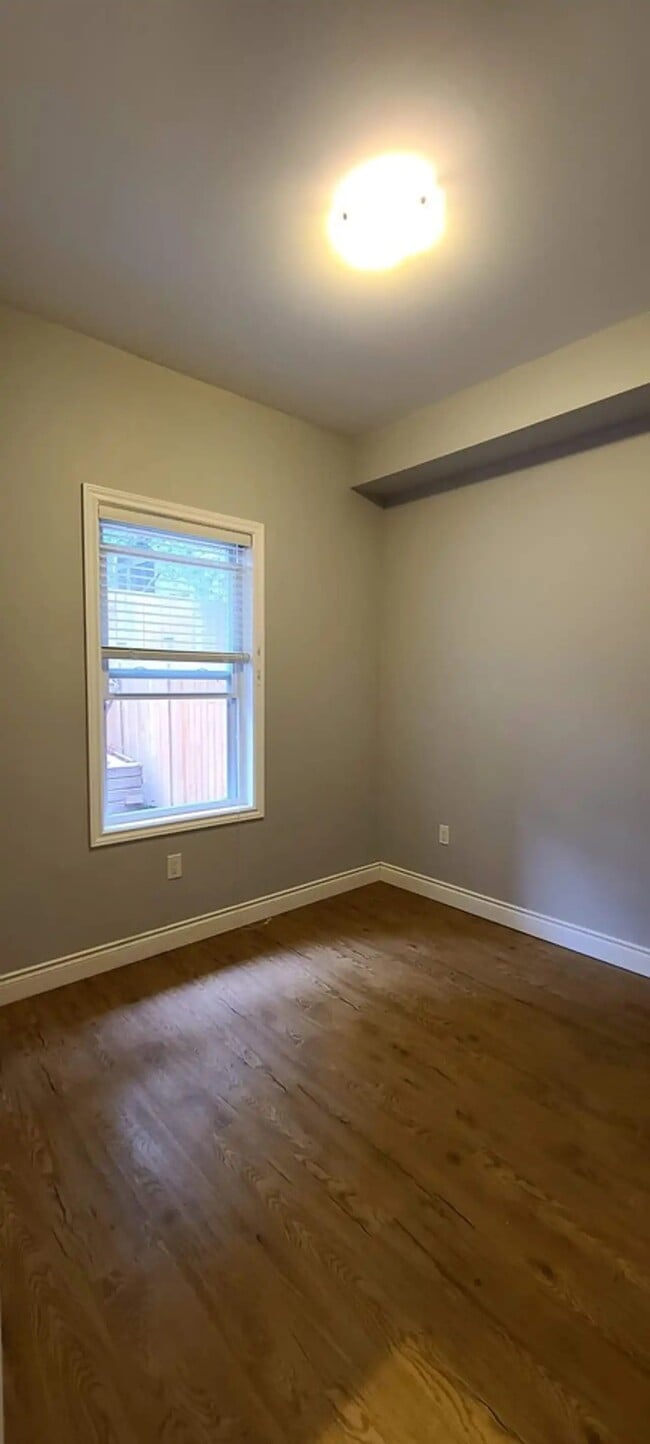 Photo - 250 Shuter St