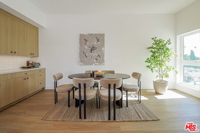 Building Photo - 611 N Virgil Ave Unit 407