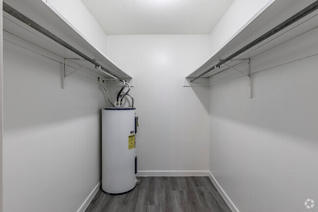 2BR, 2BA - 920SF