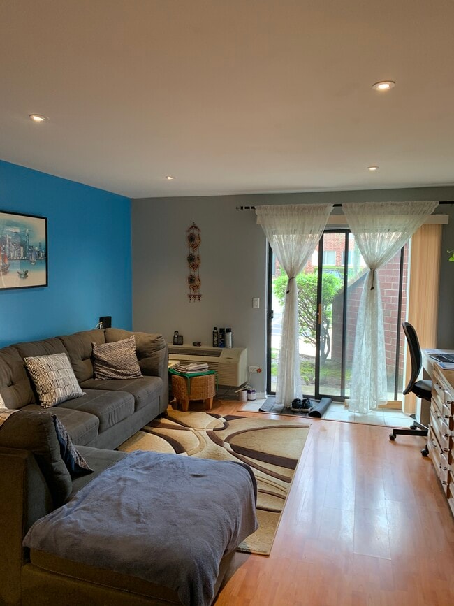 Building Photo - 880 Lakeside N Dr Unit 1c Rental