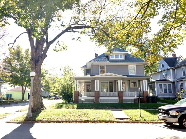 Building Photo - 301 W Illinois St Unit 1