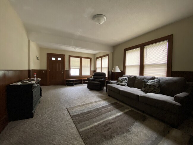 Photo - 810 Range St