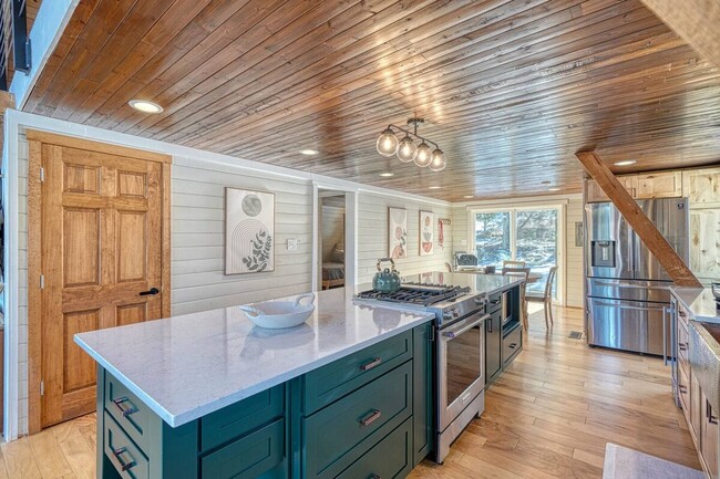 115 Loop Dr