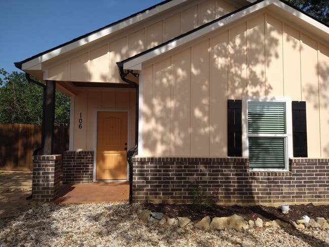 Building Photo - 1000 Wooded Hollow Ct