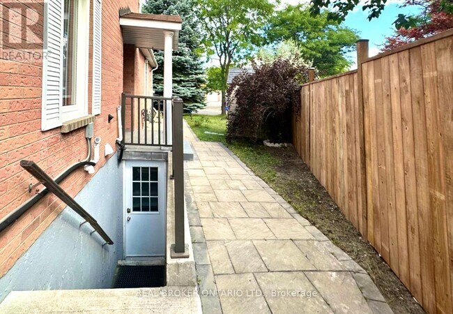 Photo - 60 Steepleview Crescent