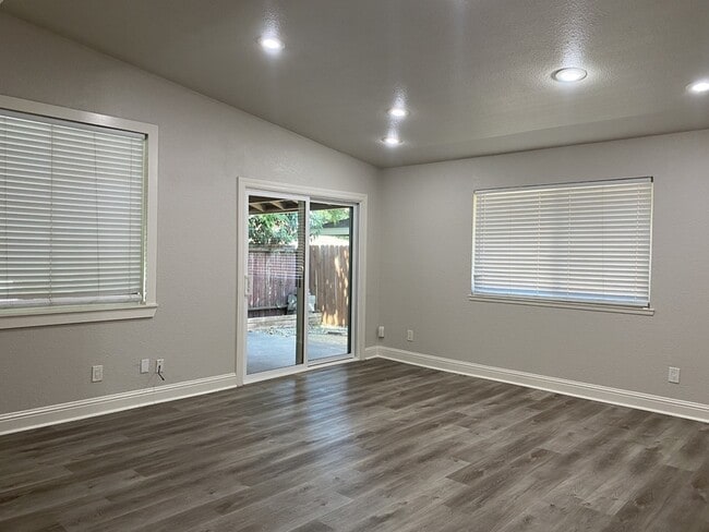 Building Photo - 3020 Olive Glen Ct