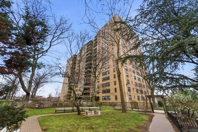 Building Photo - 201 St Pauls Ave Unit 10C