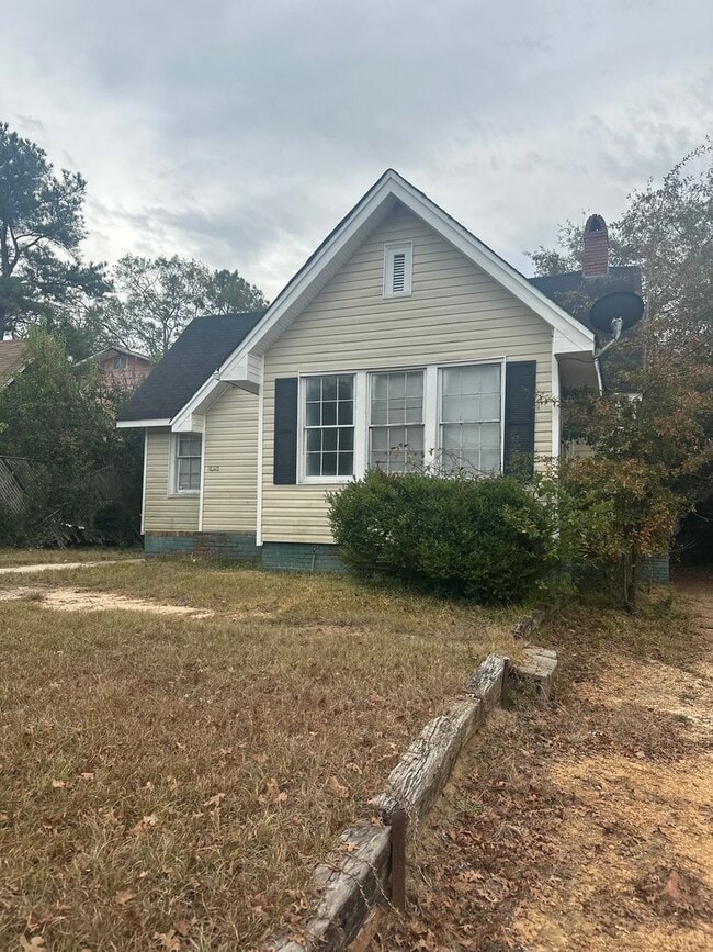 Building Photo - 3 bedroom 1 bath close to Mercer University!