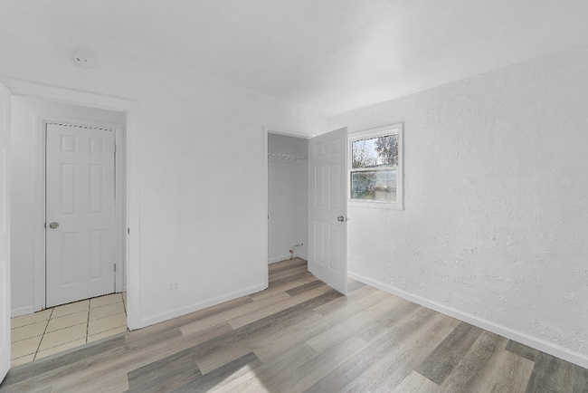 Photo - 305 E 5th St