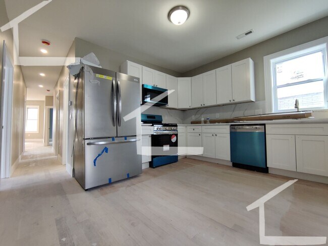 Building Photo - Amazing 4 bed 2 bath in Somerville.....