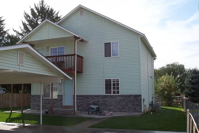 Building Photo - 1423 E Dakota Ave Unit 1423 E. Dakota Ave A Rental