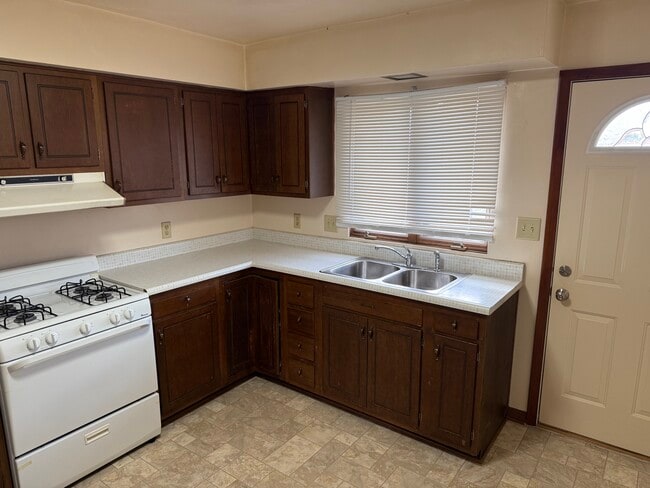 Building Photo - 302 S John St