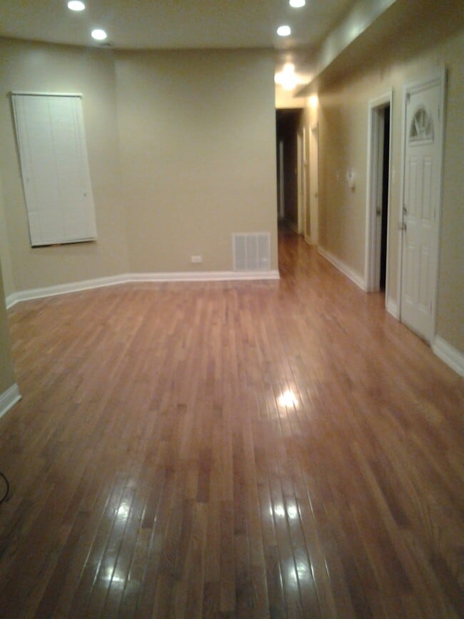 Living and dining room - 6630 S Ingleside Ave Unit 1