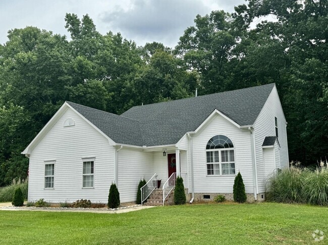 Building Photo - Beautiful 3 bed, 2.5 bath home with a spac...