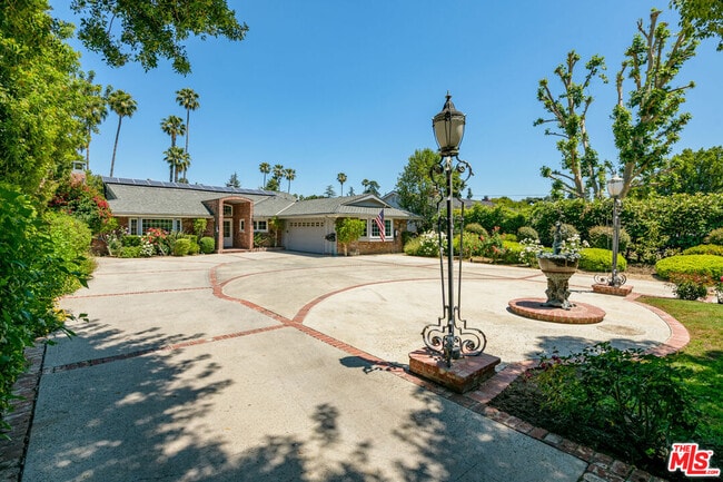 Photo - 8760 White Oak Ave