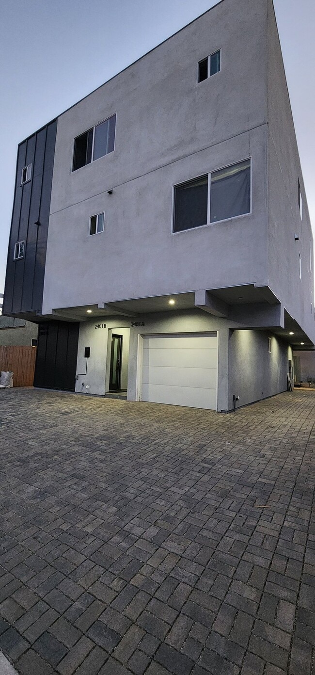 Building Photo - 2401 Redondo Blvd