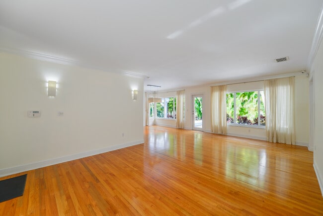 Building Photo - 911 Mariana Ave