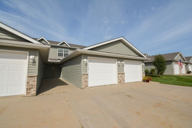 Building Photo - Cozy 2 Bed, 1.5 Bath Townhome in Stewartvi...