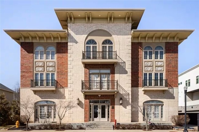 Building Photo - 212 SE A St Unit 11