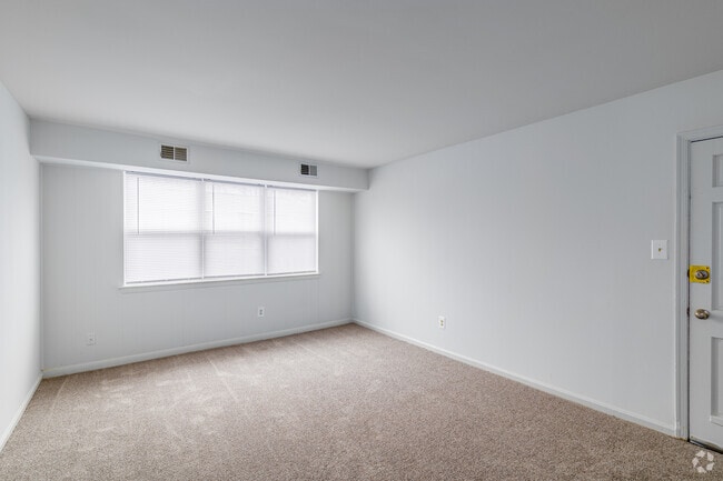 2BR, 2BA - 1000SF - Living Room