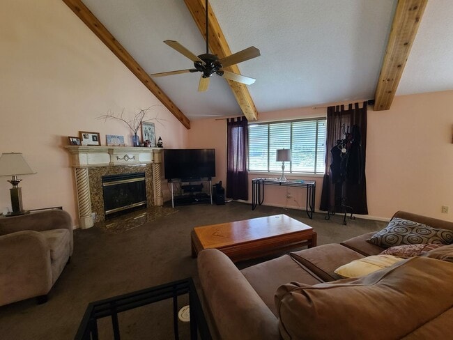 3123 Lakeshore Dr