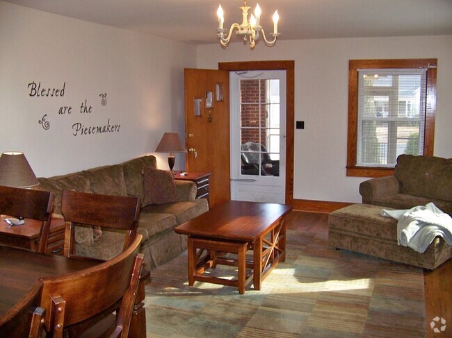 Building Photo - Furnished Two Bedrm, Brick Cottage in Mid-... Rental