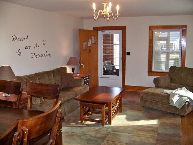 Furnished Two Bedrm, Brick Cottage in Mid-... - Furnished Two Bedrm, Brick Cottage in Mid-... House