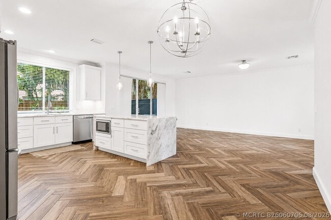 Photo - 350 SW 8th St