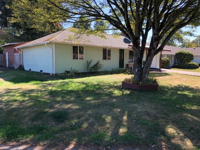 Photo - 3 bedroom 1 bath house in Eugene! MOVE IN ...