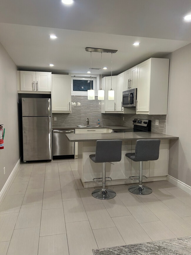 Building Photo - 2 BED - 2 BATH - HAMILTON - BASEMENT Unit 2