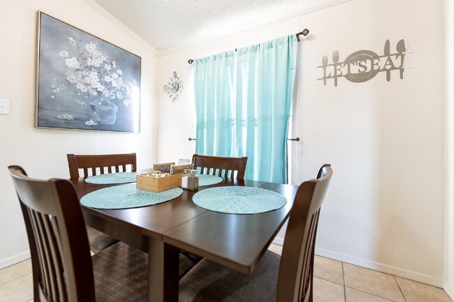 Photo - Fully Furnished 2-Bedroom Home with A Movi... Unidad 6