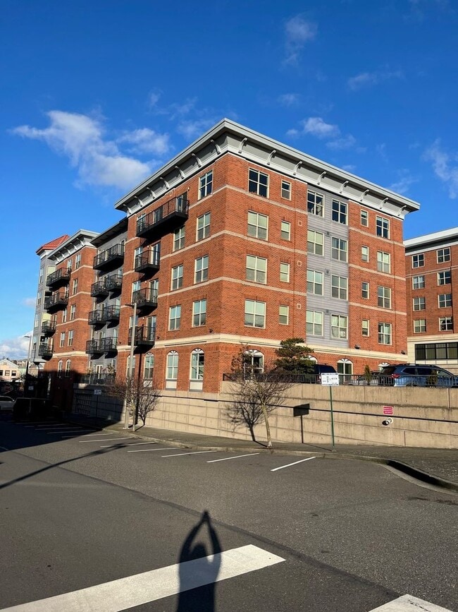Building Photo - 910 Harris Ave Unit 201