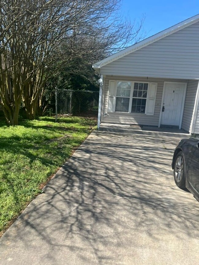 Photo - Cute Bungalow Convenient to Shopping & Restaurants!