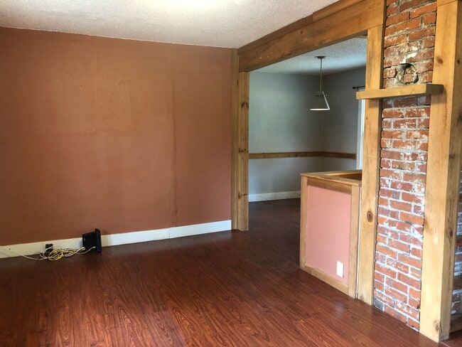 Photo - 535 SE Side St