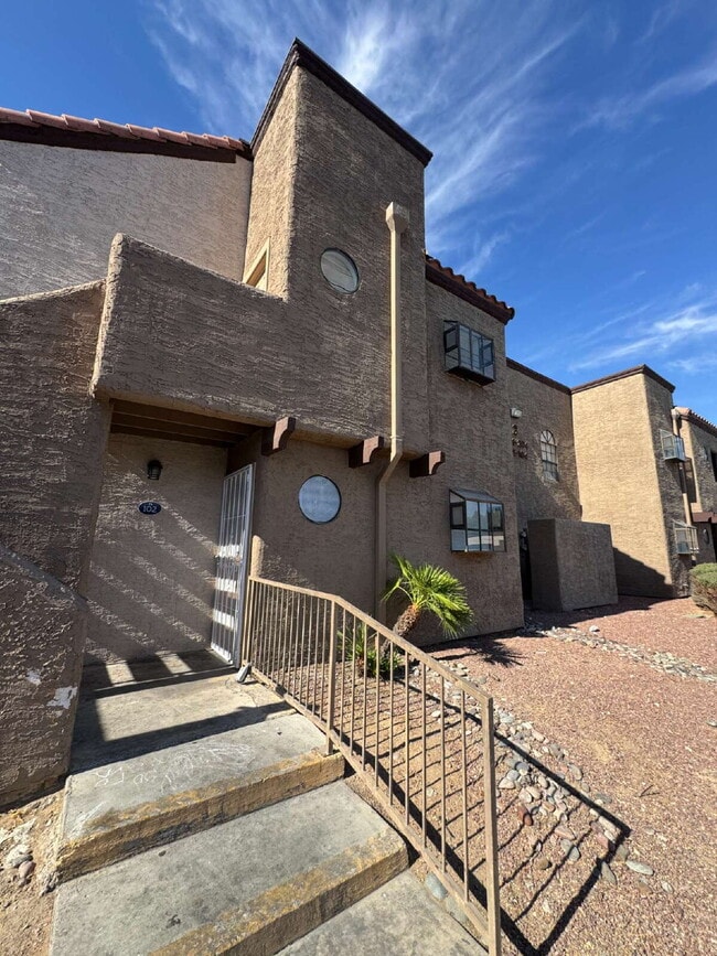 Building Photo - 2 Bed, 1 3/4 Bath Condo Unit 102