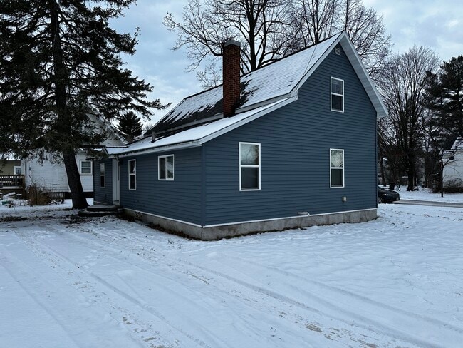 Photo - 1402 8th St E